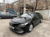 Toyota Camry 2020 года за 17 100 000 тг. в Шымкент – фото 2