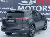 Toyota RAV4 2015 года за 7 990 000 тг. в Актобе – фото 5