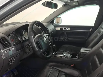 Volkswagen Touareg 2005 года за 3 690 000 тг. в Астана – фото 12