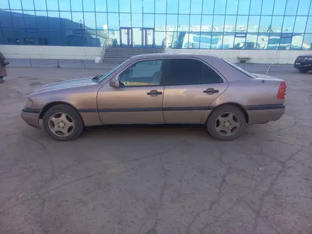 Mercedes-Benz C 180 1995 года за 1 350 000 тг. в Караганда – фото 2