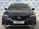 Toyota Camry 2021 года за 14 800 000 тг. в Атырау – фото 5