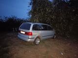 Volkswagen Sharan 2000 года за 580 000 тг. в Уральск – фото 2