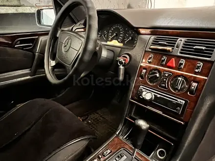 Mercedes-Benz E 320 1996 года за 2 799 999 тг. в Караганда – фото 34