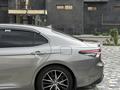 Toyota Camry 2023 года за 15 800 000 тг. в Атырау – фото 16
