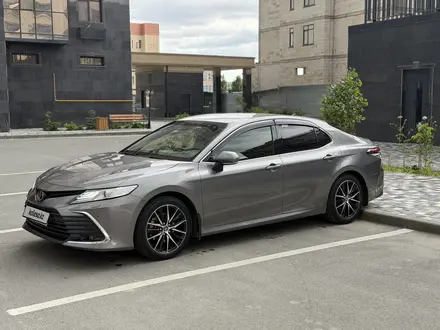 Toyota Camry 2023 года за 15 800 000 тг. в Атырау