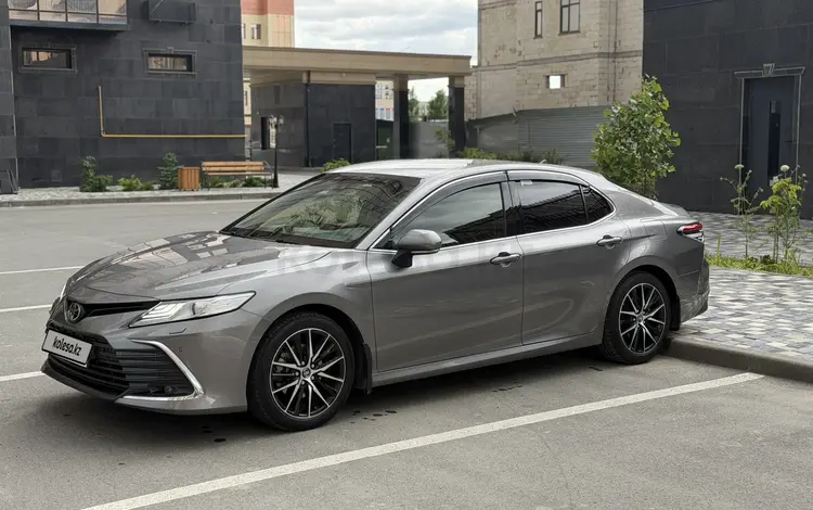 Toyota Camry 2023 года за 15 800 000 тг. в Атырау