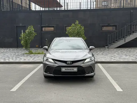 Toyota Camry 2023 года за 15 800 000 тг. в Атырау – фото 2