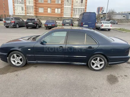 Mercedes-Benz E 280 1999 года за 3 200 000 тг. в Караганда – фото 2