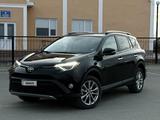 Toyota RAV4 2018 года за 10 000 000 тг. в Атырау