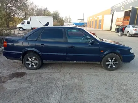 Volkswagen Passat 1994 года за 1 400 000 тг. в Уральск – фото 2