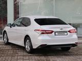 Toyota Camry 2021 года за 14 950 000 тг. в Астана – фото 2