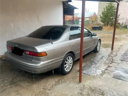 Toyota Camry 1998 года за 3 500 000 тг. в Павлодар – фото 2