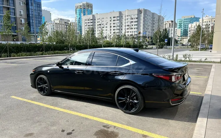 Lexus ES 250 2022 годаfor28 500 000 тг. в Астана