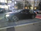 Toyota Camry 2023 года за 14 800 000 тг. в Атырау – фото 3