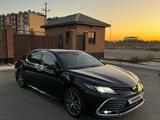 Toyota Camry 2023 года за 18 000 000 тг. в Атырау