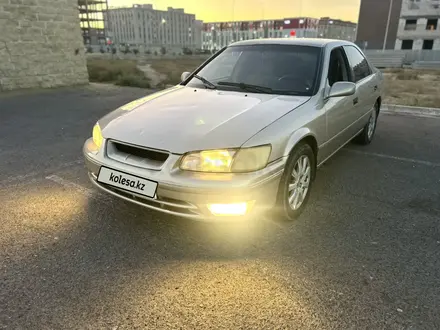 Toyota Camry 2000 года за 3 300 000 тг. в Актау – фото 2