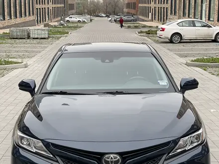 Toyota Camry 2018 года за 11 900 000 тг. в Алматы – фото 4
