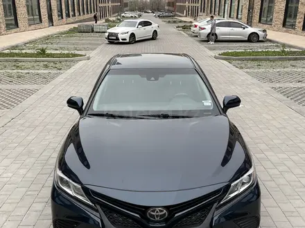 Toyota Camry 2018 года за 11 900 000 тг. в Алматы – фото 9