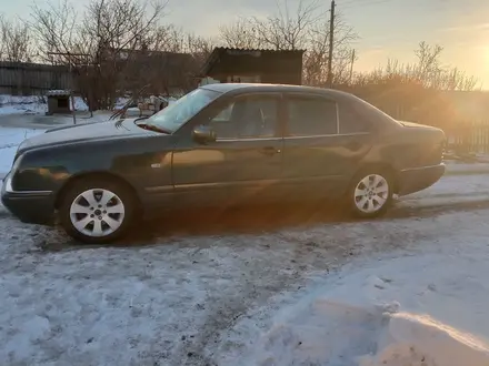 Mercedes-Benz E 230 1997 года за 2 500 000 тг. в Тайынша – фото 2