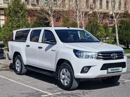 Toyota Hilux 2016 года за 13 900 000 тг. в Шымкент