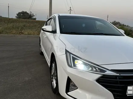 Hyundai Elantra 2019 года за 7 900 000 тг. в Уральск – фото 2