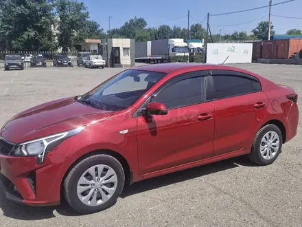 Kia Rio 2021 года за 7 500 000 тг. в Семей – фото 2