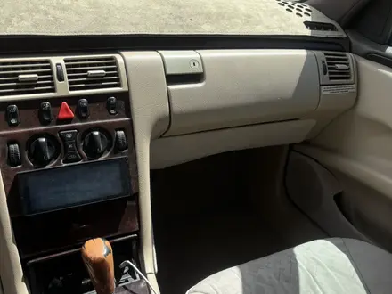 Mercedes-Benz E 320 1997 года за 3 000 000 тг. в Алматы – фото 16