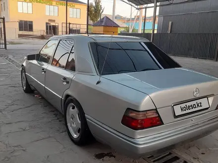 Mercedes-Benz E 220 1993 года за 2 700 000 тг. в Кызылорда – фото 4