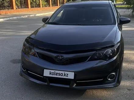 Toyota Camry 2014 года за 8 500 000 тг. в Актобе – фото 2