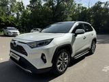 Toyota RAV4 2021 года за 17 000 000 тг. в Алматы