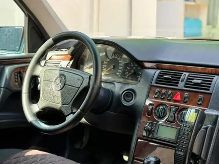 Mercedes-Benz E 320 1999 года за 3 200 000 тг. в Алматы – фото 14