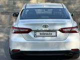 Toyota Camry 2020 года за 13 600 000 тг. в Семей – фото 4