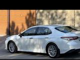 Toyota Camry 2020 года за 13 600 000 тг. в Семей – фото 2