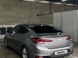 Hyundai Elantra 2018 года за 8 000 000 тг. в Жанаозен – фото 2