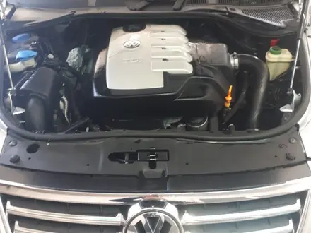 Volkswagen Touareg 2005 года за 3 900 000 тг. в Караганда – фото 2