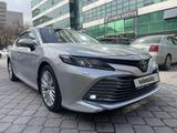 Toyota Camry 2018 года за 13 000 000 тг. в Алматы – фото 2