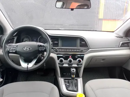 Hyundai Elantra 2018 года за 4 700 000 тг. в Уральск – фото 3