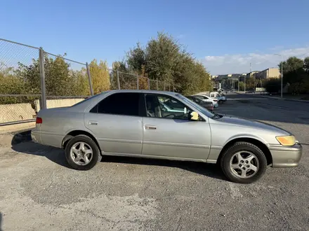 Toyota Camry 2001 года за 3 000 000 тг. в Шымкент – фото 2