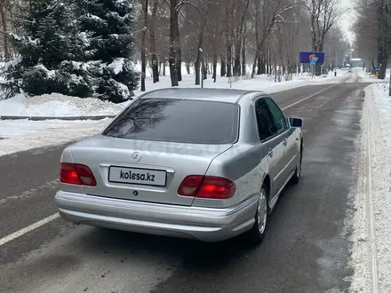 Mercedes-Benz E 270 2001 года за 2 950 050 тг. в Алматы – фото 2