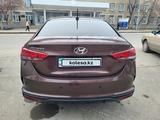 Hyundai Solaris 2022 года за 8 353 000 тг. в Петропавловск – фото 2