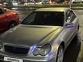 Mercedes-Benz C 200 2002 года за 2 600 000 тг. в Есиль – фото 2