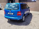 Volkswagen Touran 2003 года за 2 500 000 тг. в Караганда – фото 2