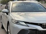 Toyota Camry 2020 года за 15 890 000 тг. в Шымкент – фото 2