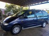 Volkswagen Sharan 1997 года за 1 200 000 тг. в Алматы – фото 2