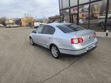 Volkswagen Passat 2005 года за 2 800 000 тг. в Уральск – фото 3