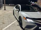 Toyota Camry 2022 года за 16 000 000 тг. в Актобе – фото 2