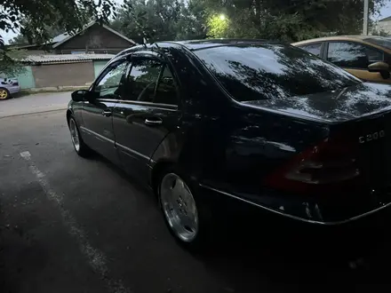 Mercedes-Benz C 200 2002 года за 3 500 000 тг. в Алматы – фото 2
