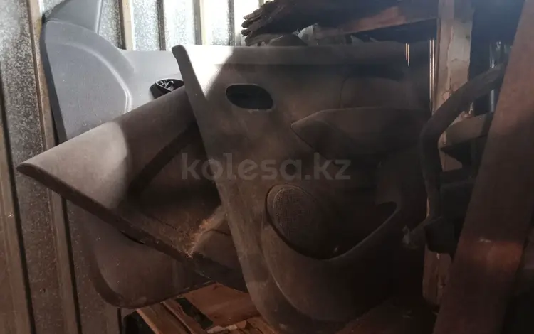 Renault Logan 2015 жыл, 2 поколение, запчасти по кузову за 1 000 тг. в Актобе