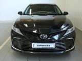 Toyota Camry 2023 года за 17 490 000 тг. в Актобе – фото 5