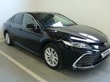 Toyota Camry 2023 года за 17 490 000 тг. в Актобе – фото 2